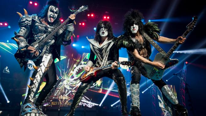 EPIC FAIL: KISS CONFUNDE LA BANDERA DE AUSTRIA CON LA DE AUSTRALIA EN SHOW