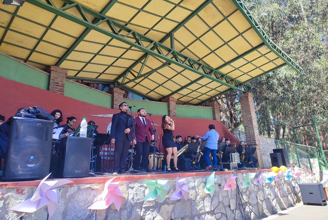 BIG BAND DE LA UPLA SE PRESENTÓ EN EVENTO EN COLEGIO VIÑAMARINO ENCANTANDO A SU COMUNIDAD