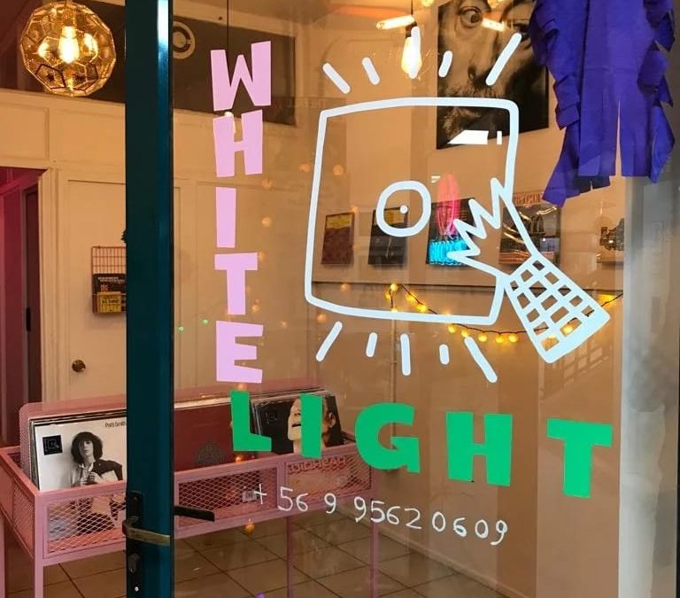 WHITE LIGHT DISCOS ABRE SUS PUERTAS EN REÑACA COMO UNA ALTERNATIVA CERCANA Y VARIADA PARA COMPRAR TUS ÁLBUMES FAVORITOS